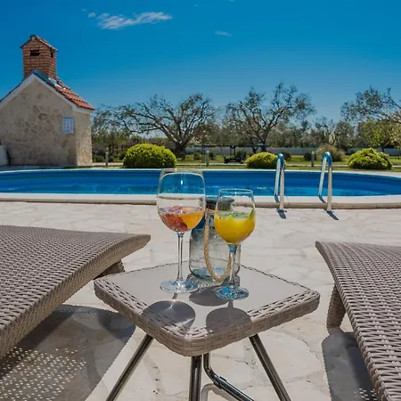 House Paula Sa Privatnim Grijanim Bazenom Na Mirnoj Lokacija Blizu Mora Holiday home