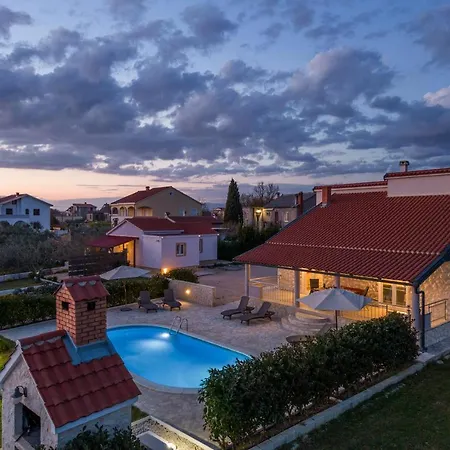 House Paula Sa Privatnim Grijanim Bazenom Na Mirnoj Lokacija Blizu Mora Holiday home *