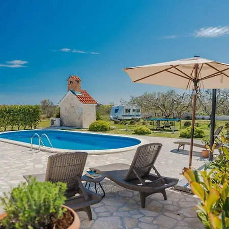 House Paula Sa Privatnim Grijanim Bazenom Na Mirnoj Lokacija Blizu Mora Holiday home *