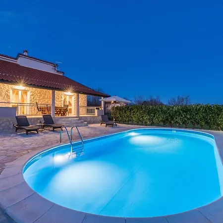House Paula Sa Privatnim Grijanim Bazenom Na Mirnoj Lokacija Blizu Mora Holiday home Privlaka (Zadar)