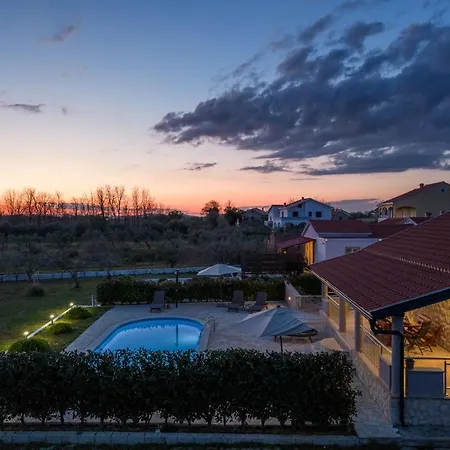 Holiday home House Paula Sa Privatnim Grijanim Bazenom Na Mirnoj Lokacija Blizu Mora *