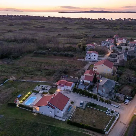 House Paula Sa Privatnim Grijanim Bazenom Na Mirnoj Lokacija Blizu Mora * Privlaka (Zadar)