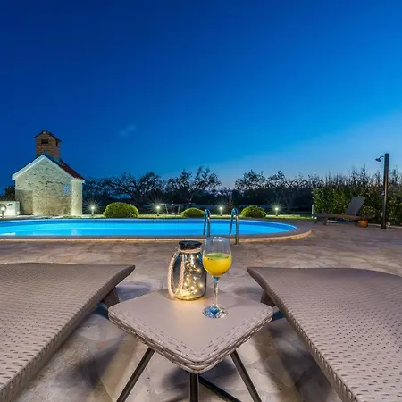 Holiday home House Paula Sa Privatnim Grijanim Bazenom Na Mirnoj Lokacija Blizu Mora Privlaka (Zadar)