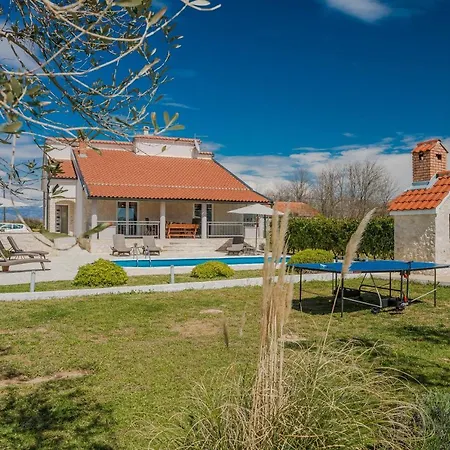 House Paula Sa Privatnim Grijanim Bazenom Na Mirnoj Lokacija Blizu Mora Holiday home *