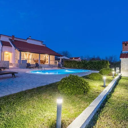 House Paula Sa Privatnim Grijanim Bazenom Na Mirnoj Lokacija Blizu Mora Holiday home
