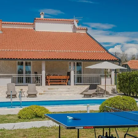 Holiday home House Paula Sa Privatnim Grijanim Bazenom Na Mirnoj Lokacija Blizu Mora *