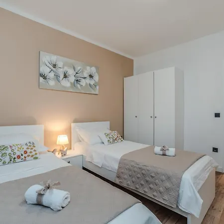House Paula Sa Privatnim Grijanim Bazenom Na Mirnoj Lokacija Blizu Mora Holiday home Privlaka (Zadar)