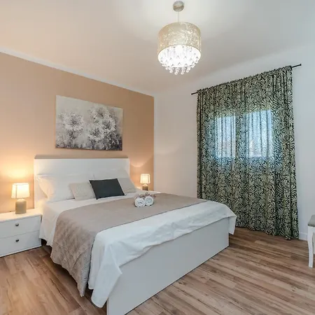 House Paula Sa Privatnim Grijanim Bazenom Na Mirnoj Lokacija Blizu Mora Holiday home