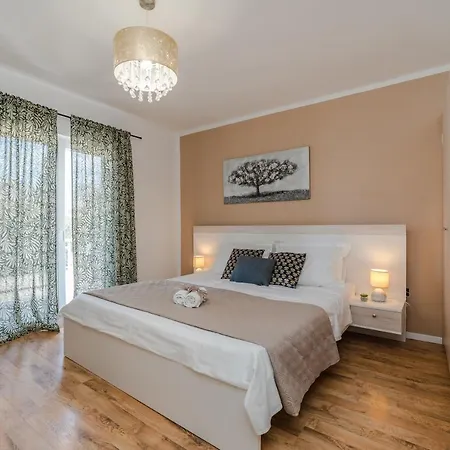 Holiday home House Paula Sa Privatnim Grijanim Bazenom Na Mirnoj Lokacija Blizu Mora