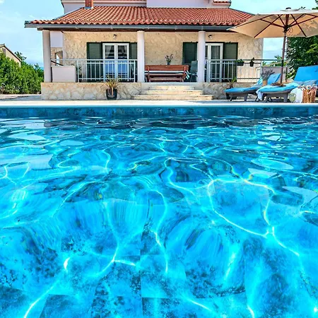 House Paula Sa Privatnim Grijanim Bazenom Na Mirnoj Lokacija Blizu Mora Ferienhaus Privlaka (Zadar)