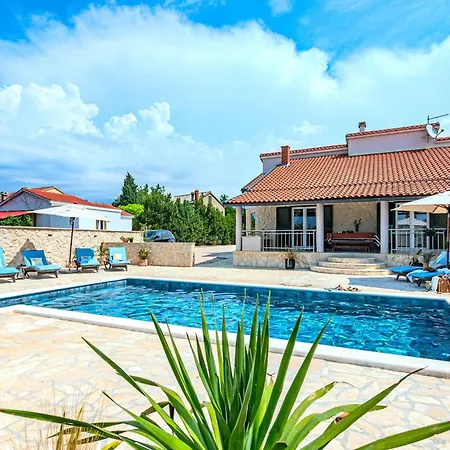 Ferienhaus House Paula Sa Privatnim Grijanim Bazenom Na Mirnoj Lokacija Blizu Mora *