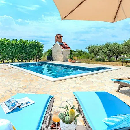 House Paula Sa Privatnim Grijanim Bazenom Na Mirnoj Lokacija Blizu Mora Ferienhaus *