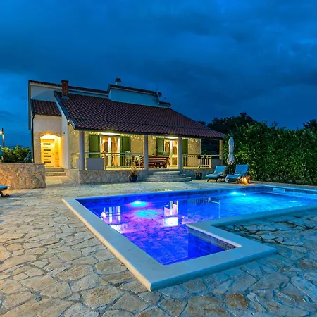 House Paula Sa Privatnim Grijanim Bazenom Na Mirnoj Lokacija Blizu Mora Vakantiehuis
