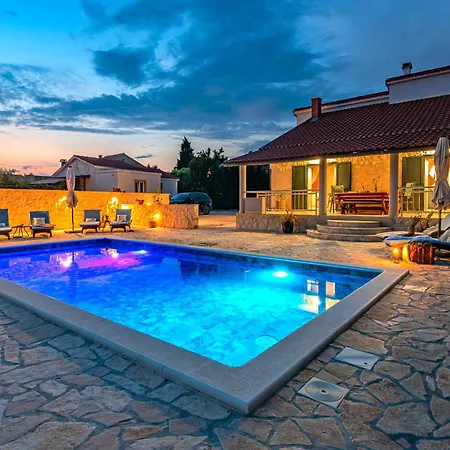 House Paula Sa Privatnim Grijanim Bazenom Na Mirnoj Lokacija Blizu Mora * Privlaka (Zadar)