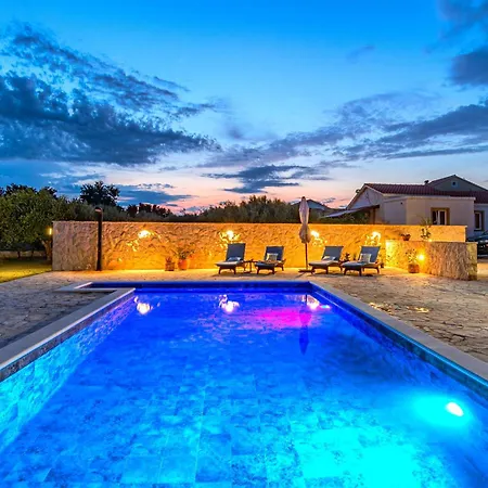 House Paula Sa Privatnim Grijanim Bazenom Na Mirnoj Lokacija Blizu Mora Ferienhaus