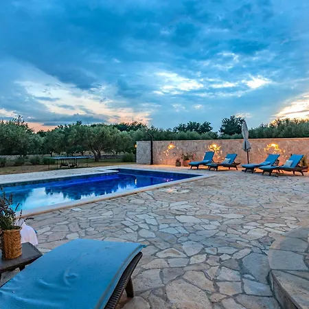 House Paula Sa Privatnim Grijanim Bazenom Na Mirnoj Lokacija Blizu Mora Privlaka (Zadar)
